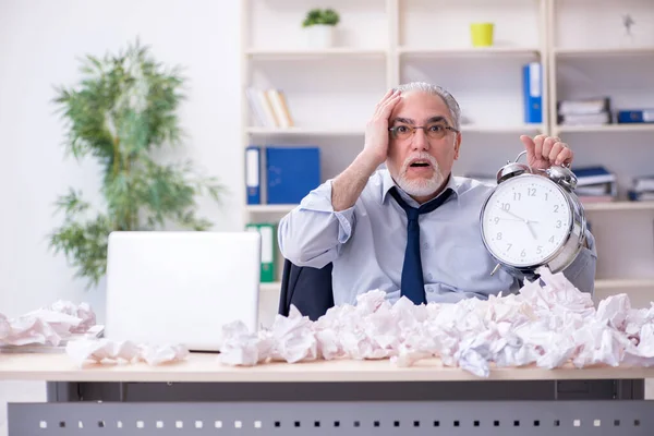 Altunternehmer lehnt neue Ideen mit vielen Papieren ab — Stockfoto