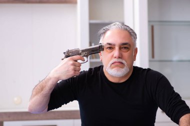 Zavallı yaşlı adam intihar ediyor.