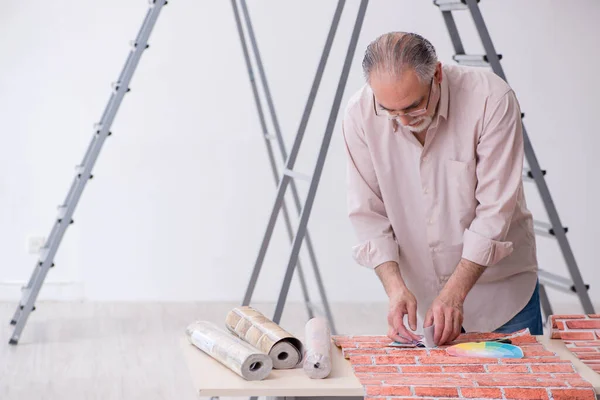 Старый муж подрядчик в концепции ремонта дома — стоковое фото