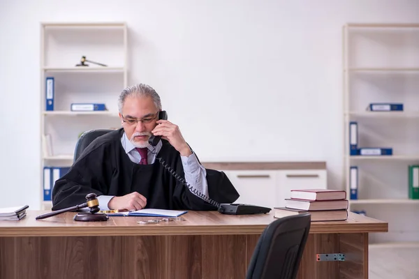 Ancien juge masculin travaillant au palais de justice — Photo