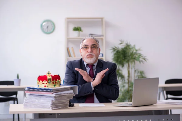 Velho rei empresário empregado no local de trabalho — Fotografia de Stock