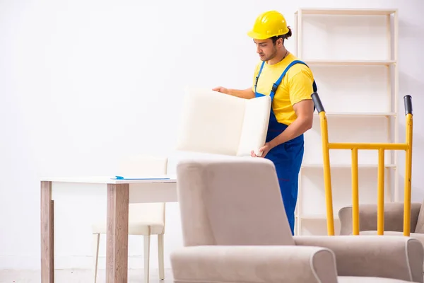 Joven contratista masculino en concepto de reubicación — Foto de Stock