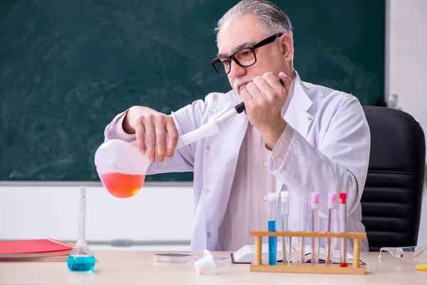 Experienced old scientist working in the lab — Stock Photo, Image