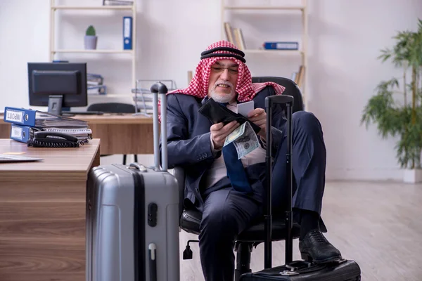 Old arab businessman preparing for business trip — Stock Photo, Image