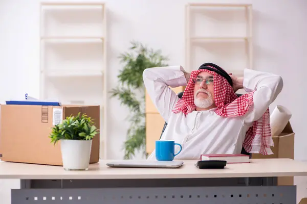 Vieil homme d'affaires arabe dans le concept de déménagement de bureau — Photo
