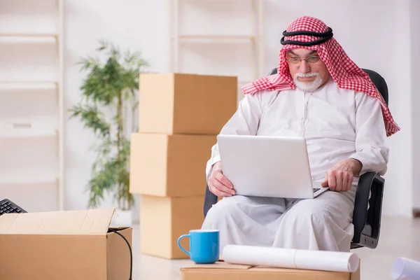 Vieil homme d'affaires arabe dans le concept de déménagement de bureau — Photo