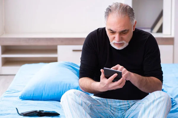 Vecchio in fallimento concetto in camera da letto — Foto Stock