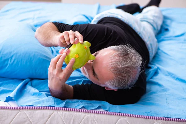 Viejo infeliz en concepto de jubilación — Foto de Stock