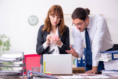 Ofiste çalışan iki çalışan.