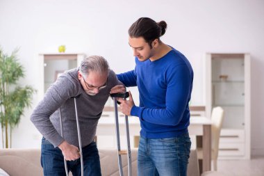 Genç adam bacağına iyi bakıyor.