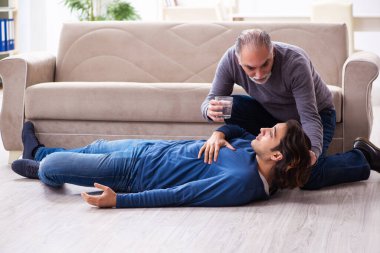 Büyükbaba ve torun ilk yardım konseptinde.