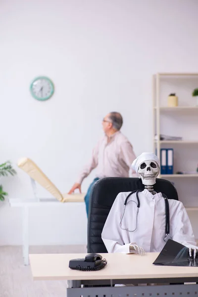 Old man visiting dead doctor radiologist — Stock Photo, Image