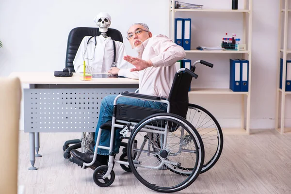 Starý muž na kolečkovém křesle, návštěva mrtvého doktora — Stock fotografie