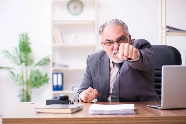 Geschäftsmann wütend und wütend am Arbeitsplatz — Stockfoto