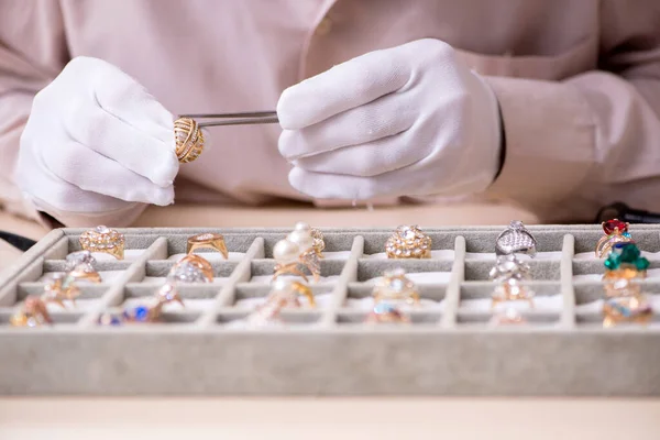 Old male jeweler at workshop — Stock Photo, Image