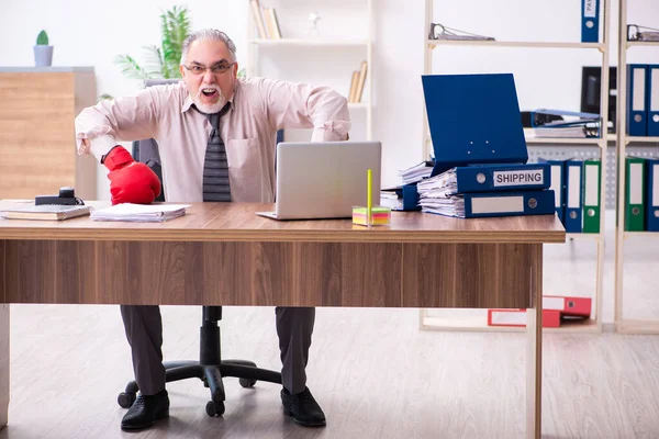 Empresario enojado y furioso en el lugar de trabajo —  Fotos de Stock