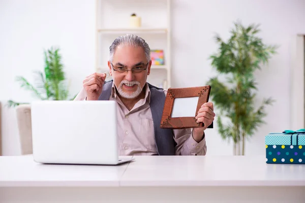 Old man in christmas concept at home — Stock Photo, Image