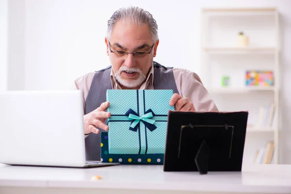 Velho no conceito de Natal em casa — Fotografia de Stock