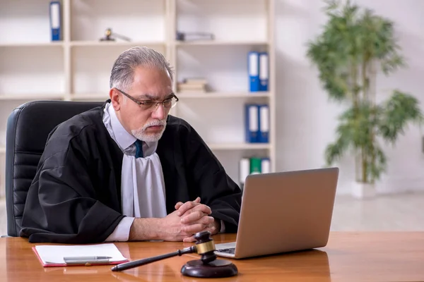 Old male judge working in courthouse — Stock Photo, Image