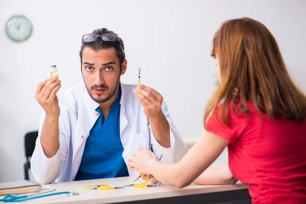 Paciente diabética femenina que visita a un joven médico varón — Foto de Stock