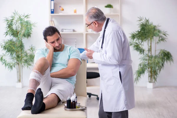 Jonge gewonde man in het ziekenhuis — Stockfoto