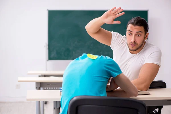 Dos alumnos varones en concepto de bullying en el aula — Foto de Stock