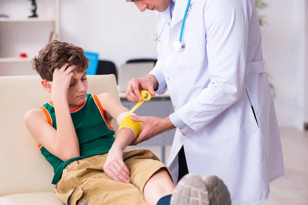 Enfermo niño visitando joven médico pediatra —  Fotos de Stock