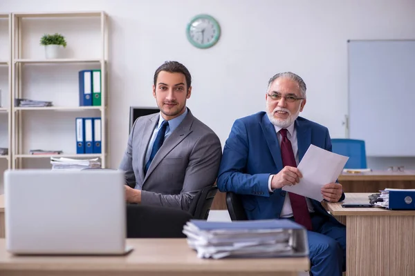 Двоє співробітників чоловічої статі працюють в офісі — стокове фото