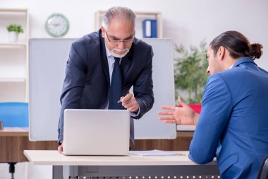 Yound ve eski çalışanlar iş sunumu konsepti