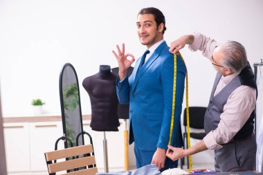 Genç işadamı yaşlı terziyi ziyaret ediyor.