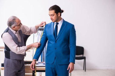 Genç işadamı yaşlı terziyi ziyaret ediyor.