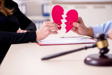 Boşanma konseptinde genç bir çift