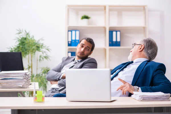 Two male employees working in the office — Stock Photo, Image