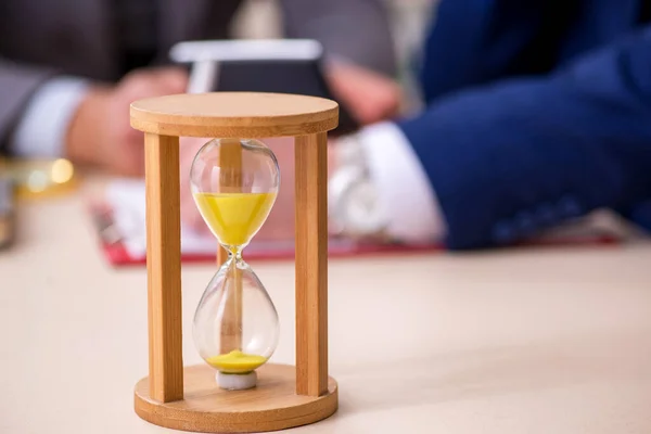 Twee zakenlieden in time management concept — Stockfoto