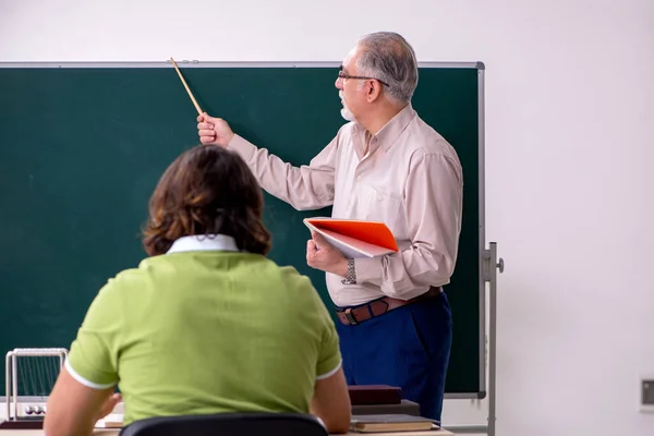 Stary profesor fizyk i młody student w klasie — Zdjęcie stockowe