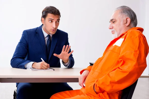 Старая встреча с адвокатом в предварительном заключении — стоковое фото
