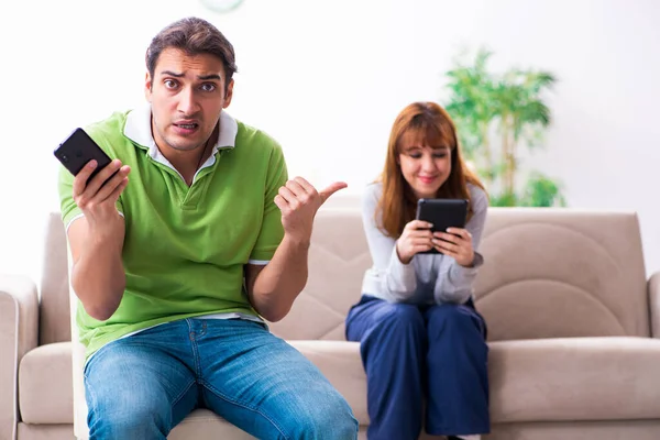 Jovem casal no conceito de dependência gadget — Fotografia de Stock