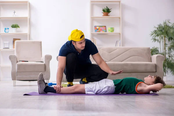 Pai e filho fazendo exercícios esportivos dentro de casa — Fotografia de Stock