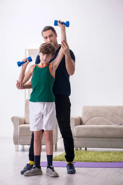 Vater und Sohn beim Sport im Haus — Stockfoto