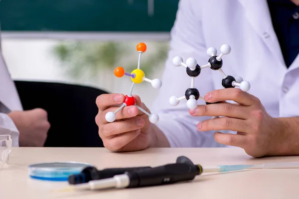 Jeunes chimistes père et fils dans le laboratoire — Photo