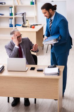 Ofiste çalışan iki erkek arkadaş.