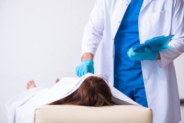 Polis morgdaki cesedi inceliyor.