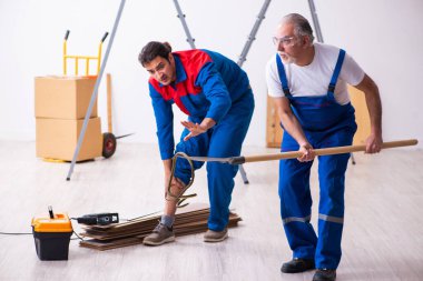 İki müteahhit ve yılan içeride.