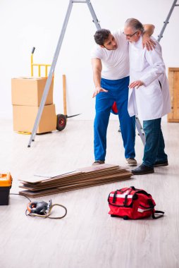 Deneyimli sağlık görevlisi yılan tarafından ısırılan işçiye yardım ediyor.