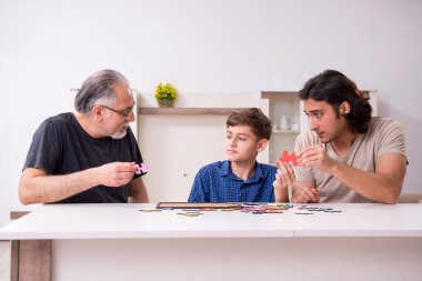 Üç nesildir yapboz oyunu oynuyoruz.