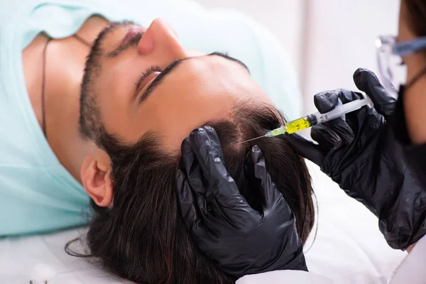 Молодий чоловік відвідує косметолога у трансплантації волосся — стокове фото