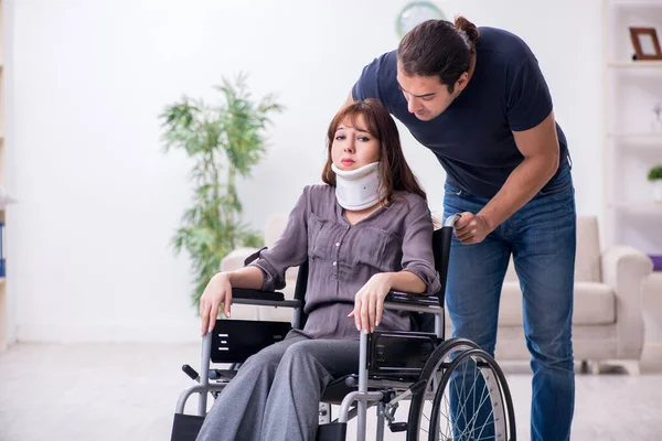 Behinderte Frau und junger Mann zu Hause — Stockfoto