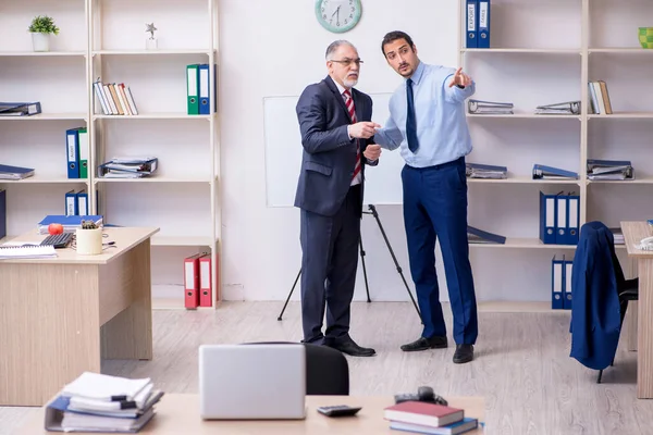 Zwei Mitarbeiter im Büro — Stockfoto