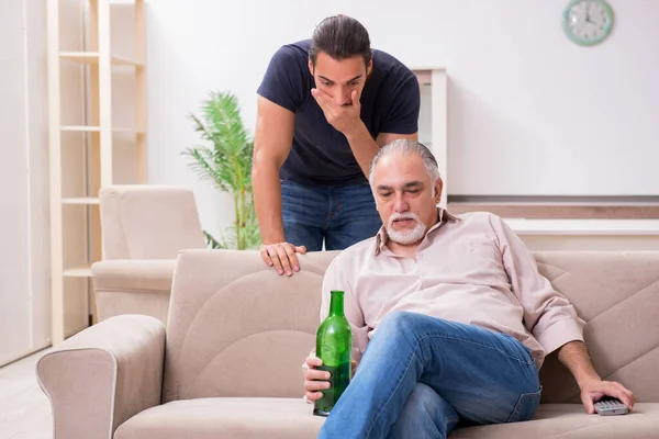 Homem com problema de bebida e a família — Fotografia de Stock