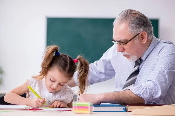 Gamla lärare och skolflicka i skolan — Stockfoto